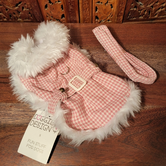 Doggie Design Other - NWT Doggie Design Light Pink Houndstooth Sherpa Edged Dog Coat Size S with Leash